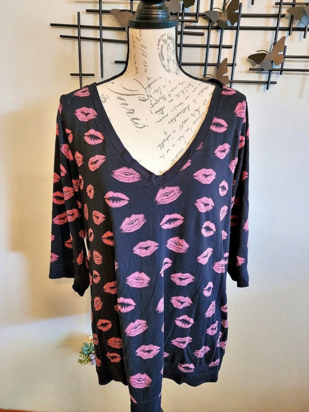 Torrid Black and Pink Lips Print V-Neck Knit Top